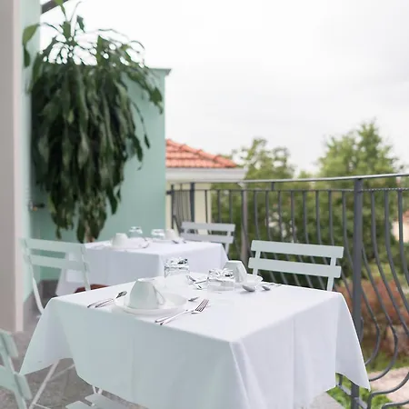Alojamento de Acomodação e Pequeno-almoço Gruppo Luxe Domus 2*